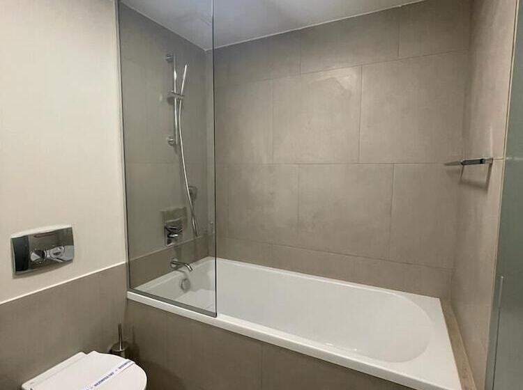 חדר דלוקס, Millennium Hub &