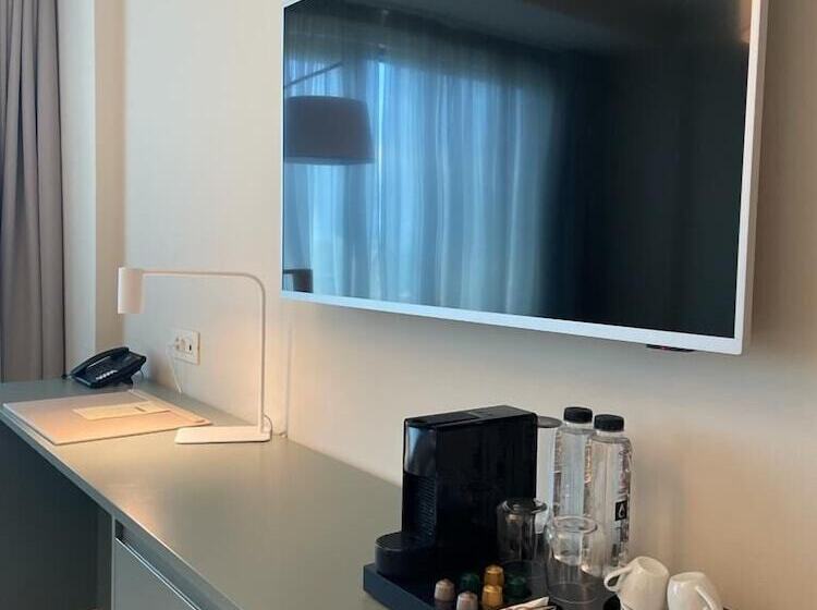 חדר דלוקס, Millennium Hub &