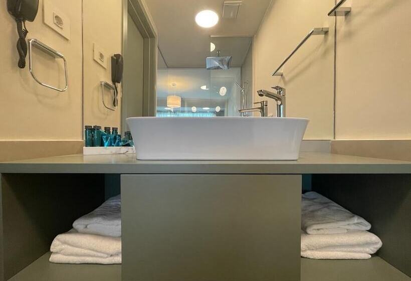 חדר דלוקס, Millennium Hub &