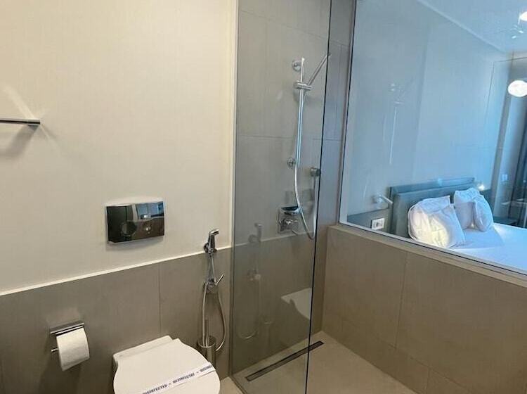 חדר דלוקס, Millennium Hub &