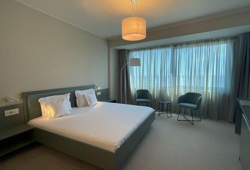 חדר דלוקס, Millennium Hub &