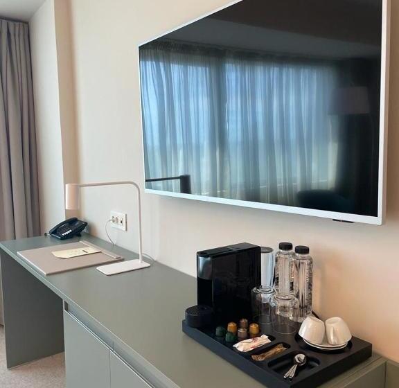 חדר סופריור, Millennium Hub &