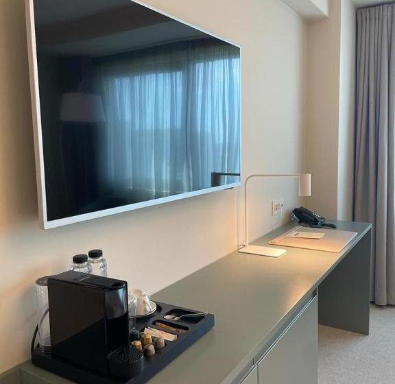 חדר סופריור, Millennium Hub &