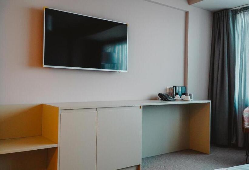 חדר דלוקס, Millennium Hub &