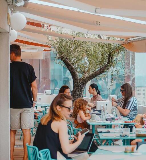 חדר דלוקס, Millennium Hub &