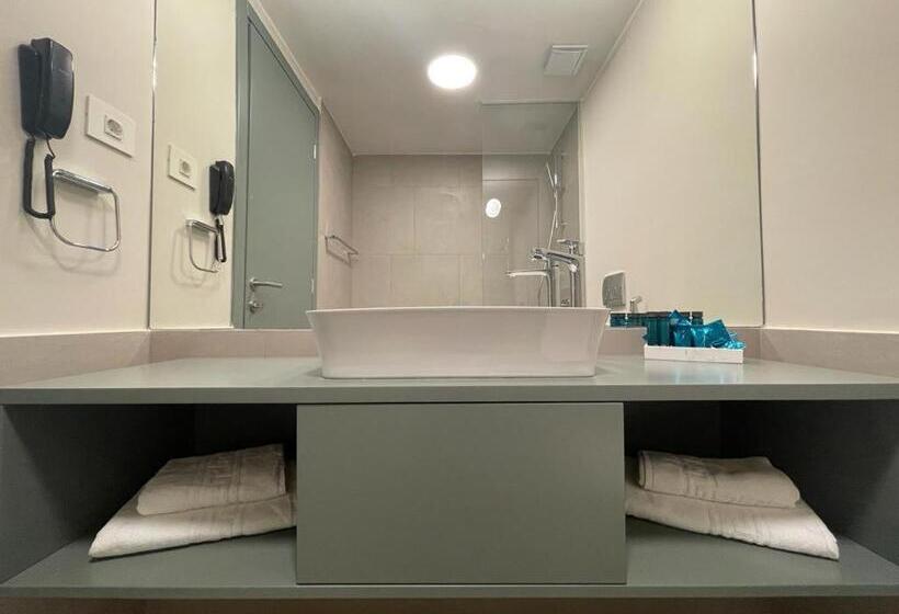 חדר סופריור, Millennium Hub &