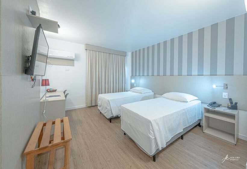 标准三人间, Antonio´s Palace