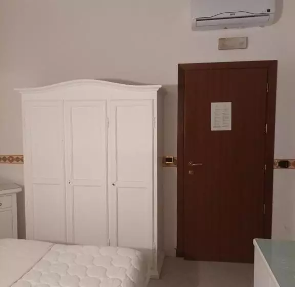 اتاق استاندارد چهار تخته, Caserta Antica