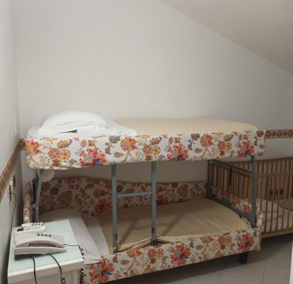 اتاق استاندارد چهار تخته, Caserta Antica