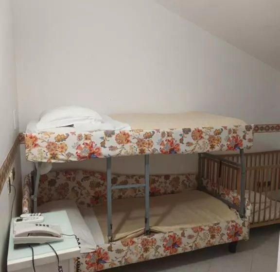 اتاق استاندارد چهار تخته, Caserta Antica