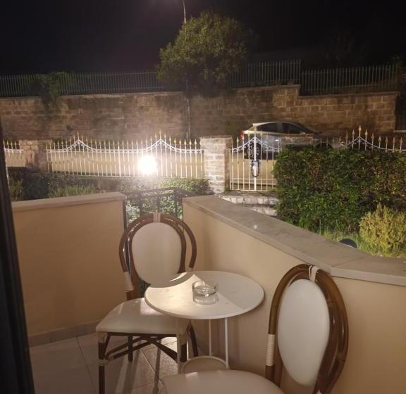 اتاق استاندارد سه نفره, Caserta Antica