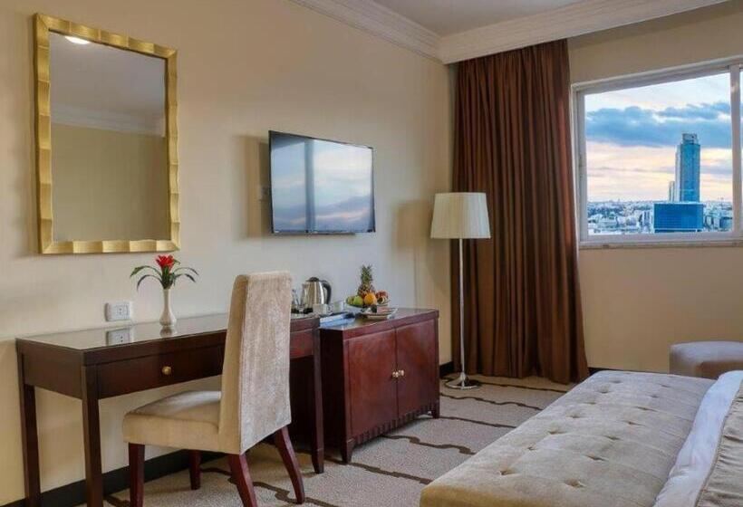 اتاق استاندارد سه نفره, The Sandy Palace