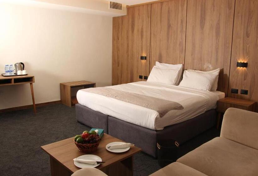 سوییت جونیور لوکس, The Sandy Palace