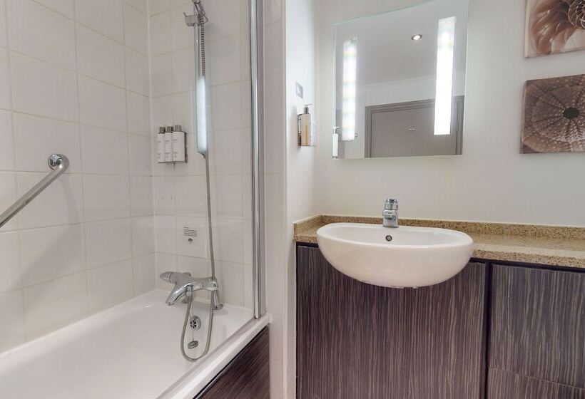 Семейный Номер, Village Hotel Hull