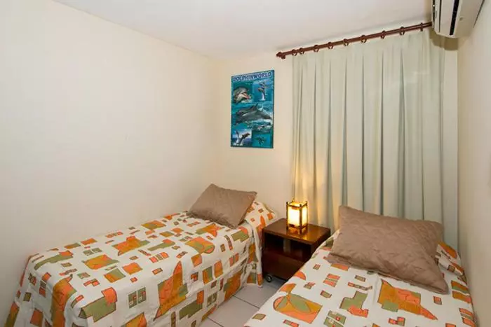 اتاق خانوادگی, Blue Marlin Apartments
