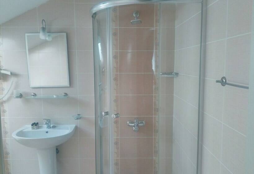 标准三人间, Grove