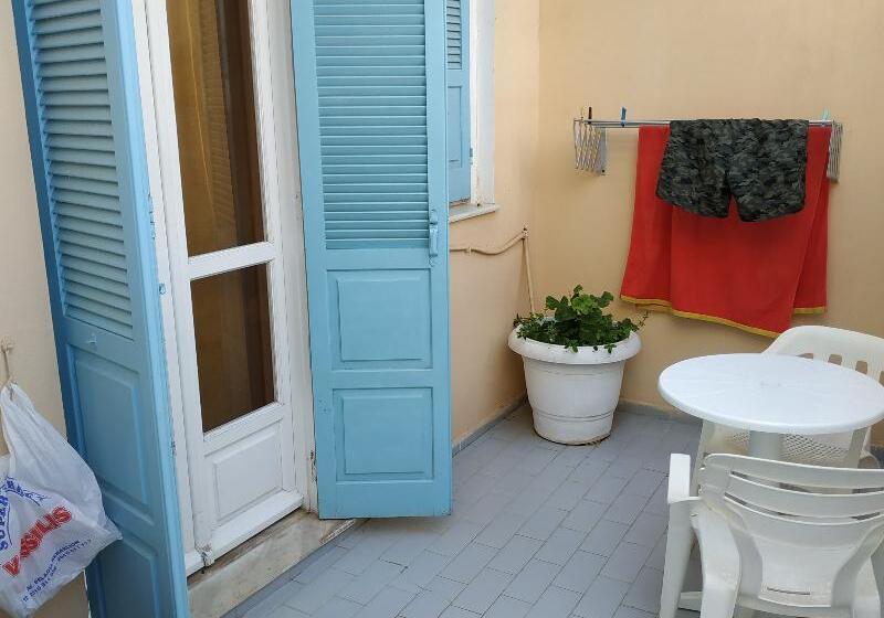 이코노미 스튜디오, Renia