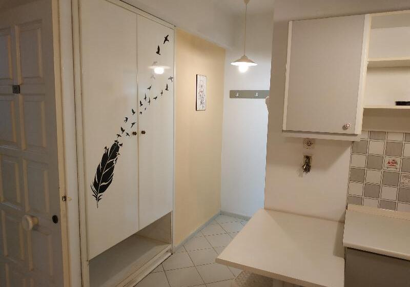 이코노미 스튜디오, Renia