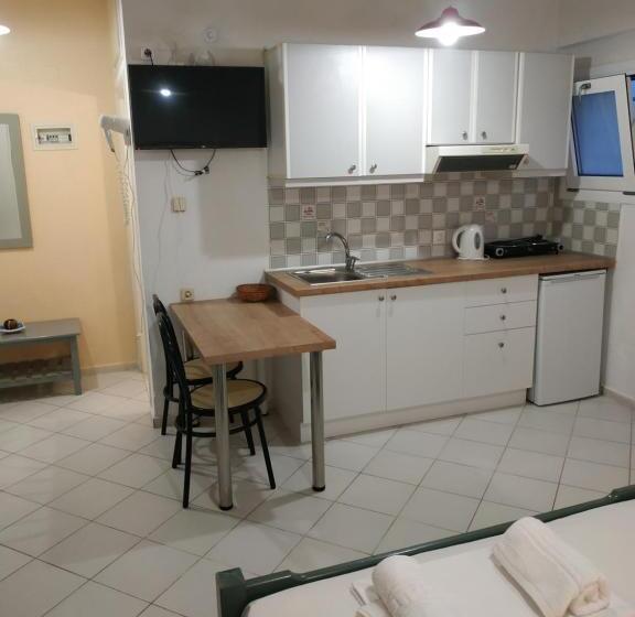 이코노미 스튜디오, Renia