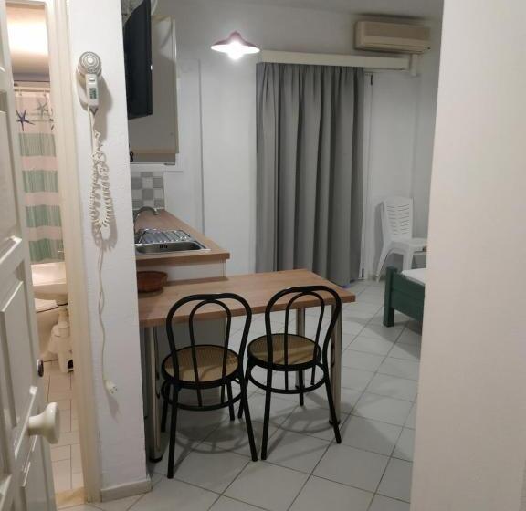 이코노미 스튜디오, Renia