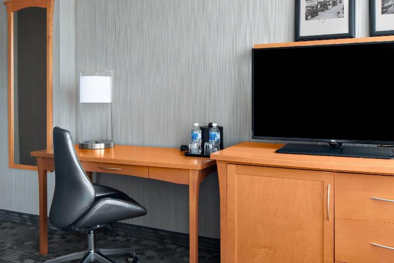 キングサイズベッドのスタンダードルーム, Courtyard By Marriott Edmonton Downtown