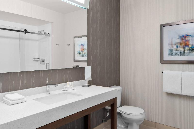 キングサイズベッドのスタンダードルーム, Courtyard By Marriott Edmonton Downtown