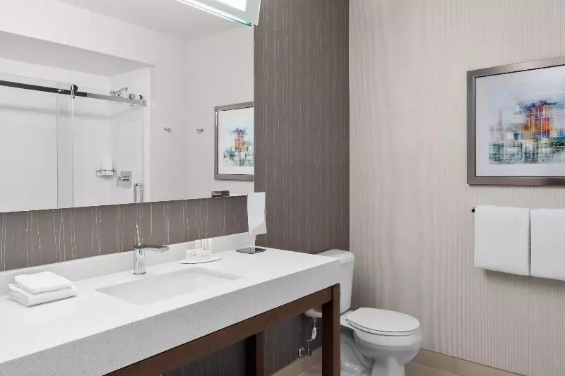 キングサイズベッドのスタンダードルーム, Courtyard By Marriott Edmonton Downtown