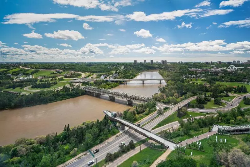 キングサイズベッドのスタンダードルーム, Courtyard By Marriott Edmonton Downtown