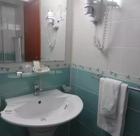 Standard Single Room, Emma West