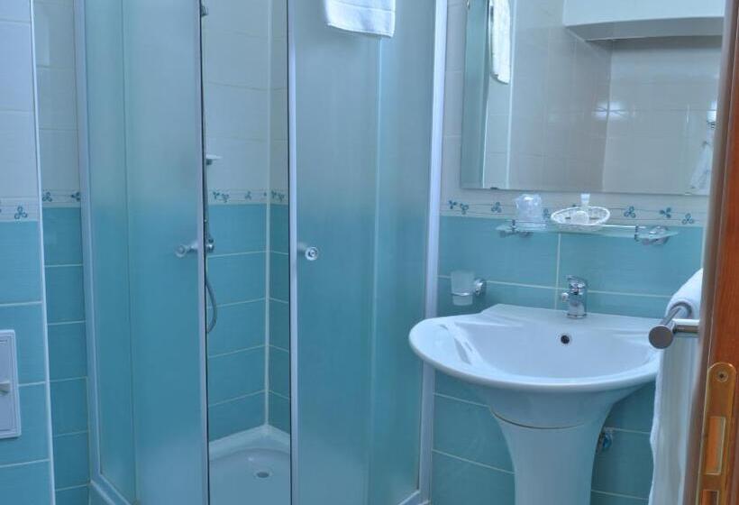 スタンダードシングルルーム, Emma West