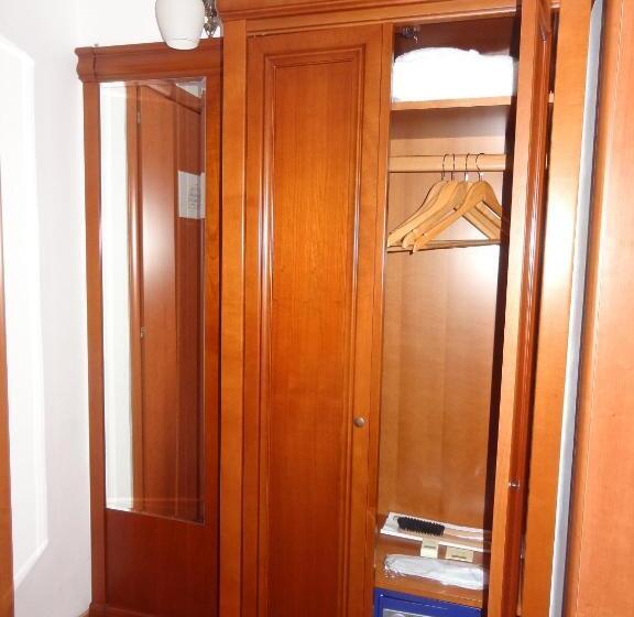 スタンダードシングルルーム, Emma West