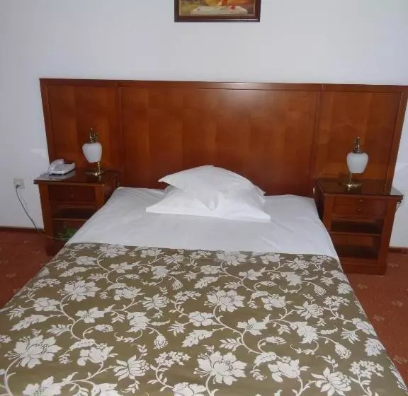 Standard Single Room, Emma West