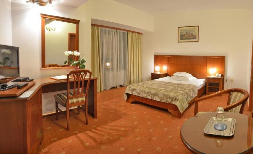 スタンダードシングルルーム, Emma West