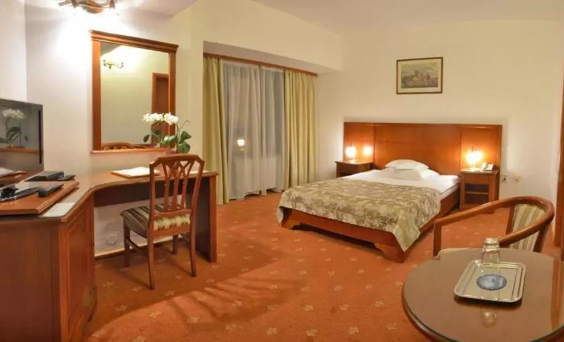 Standard Single Room, Emma West