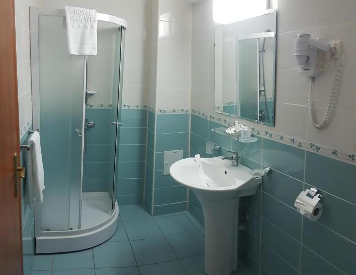 スタンダードルーム, Emma West