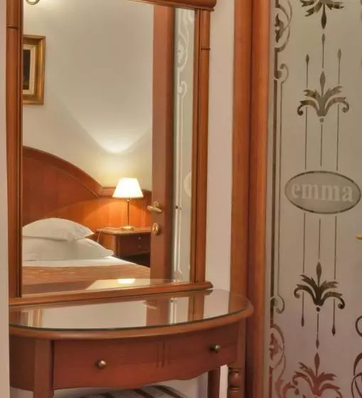 Suite, Emma West