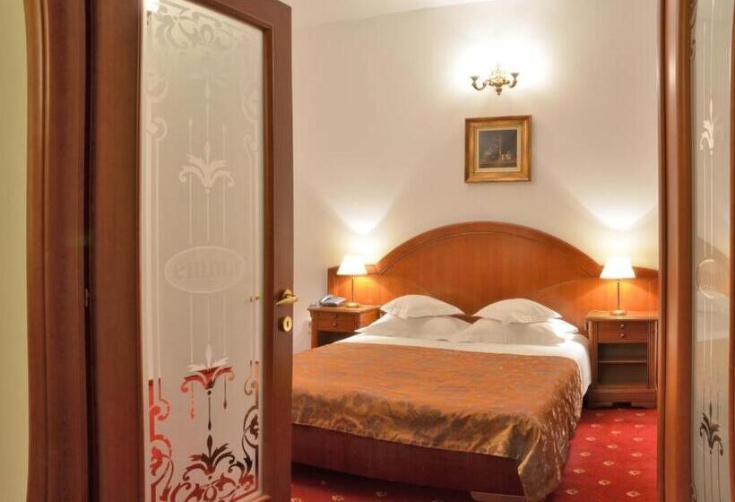 スイート, Emma West