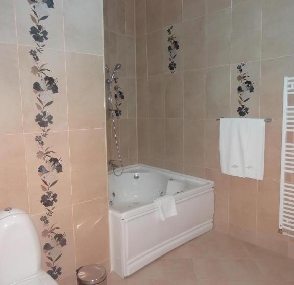 スイート, Emma West