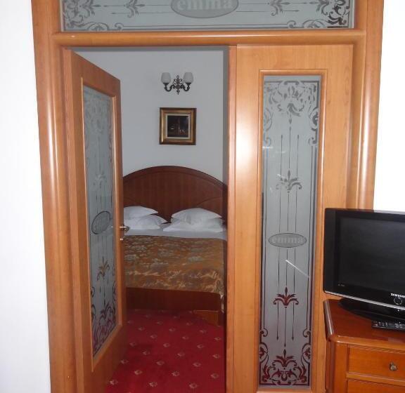 スイート, Emma West