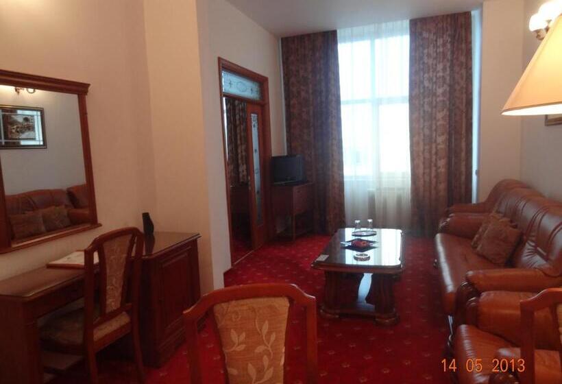 スイート, Emma West