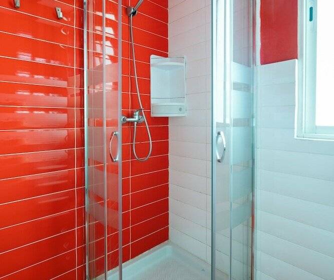 اتاق استاندارد با سرویس بهداشتی مشترک, Purple Nest Hostel