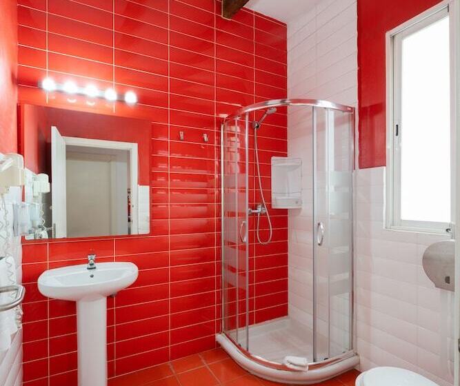 اتاق استاندارد با سرویس بهداشتی مشترک, Purple Nest Hostel