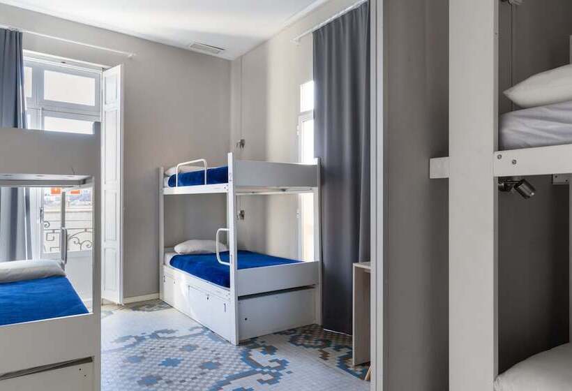 سرير فى غرفة مشتركة مزودة بحمام مشترك, Purple Nest Hostel