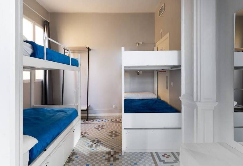 سرير فى غرفة مشتركة مزودة بحمام مشترك, Purple Nest Hostel