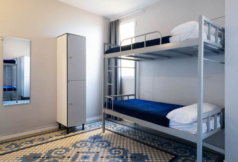 سرير فى غرفة مشتركة مزودة بحمام مشترك, Purple Nest Hostel