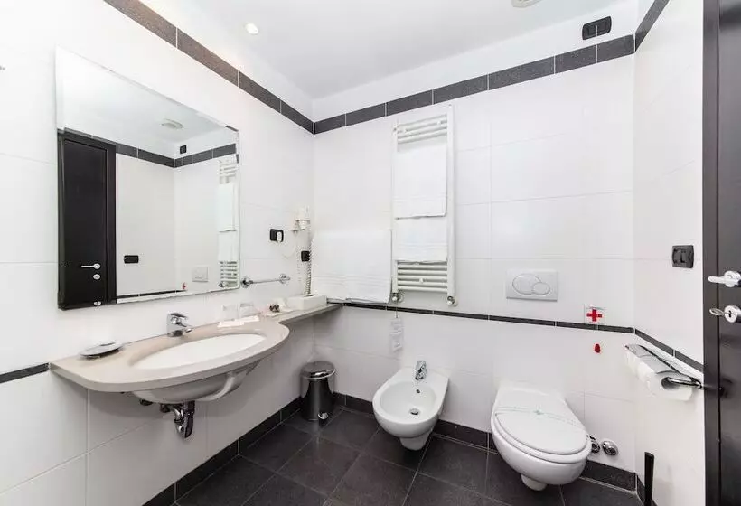 اتاق کلاسیک سه تخته, Art Hotel Olympic