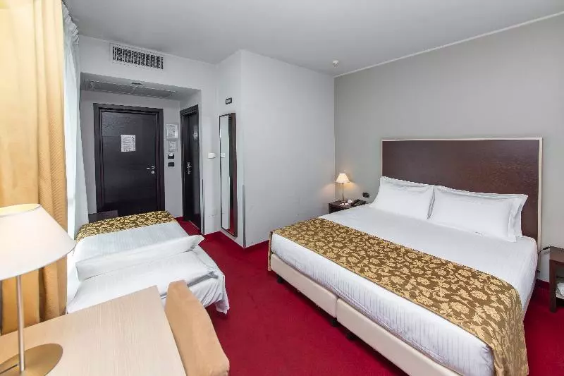 اتاق کلاسیک سه تخته, Art Hotel Olympic