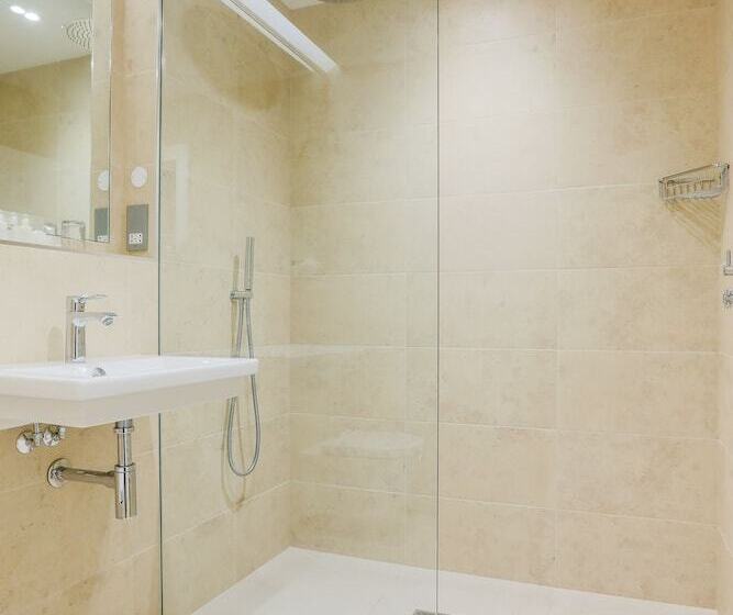 商务房间, Claremont