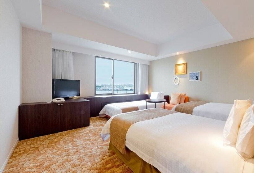 高级三人间, Universal Port