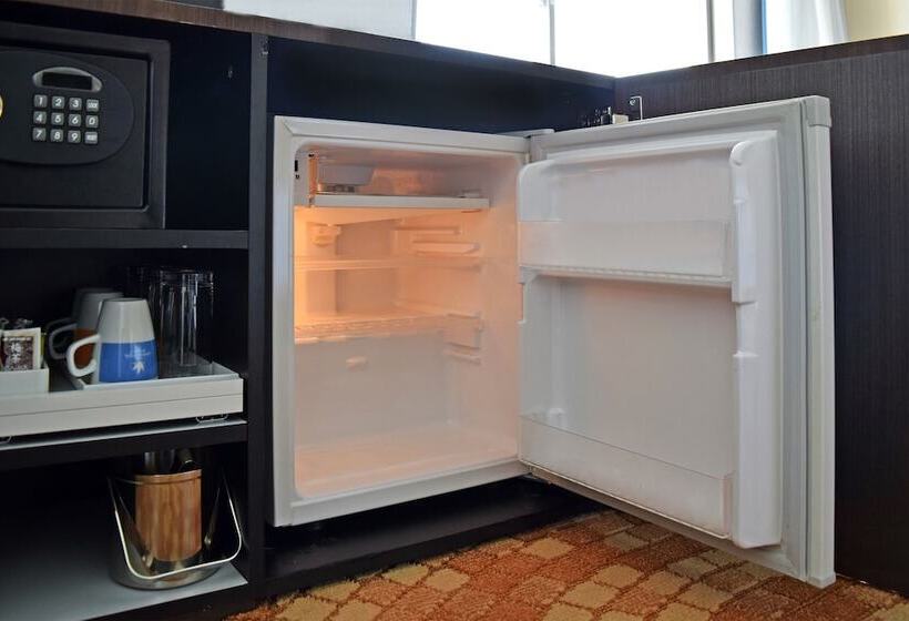 豪华三人间, Universal Port